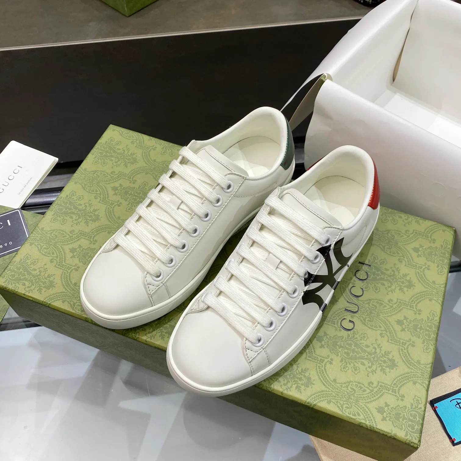 👟👟Ex-factory price 440👟👟 Men's size +10 Gucci's GG white shoes, the same style as Ni Ni, have been popular in recent years; new colors are constantly updated; stars, Internet celebrities, live broadcasts, etc. will definitely plant grass and call them. Classic fashion style, 5D drawing printing; electric embroidery surface, etc... Original customized cowhide color, first layer of cowhide inside, original outsole... Shiny color drawing/electric embroidery surface embellished on the side of the shoe body, package production process‼ Size: Female 35-40# Male 39-46#